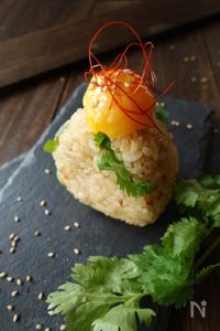 冷凍卵とパクチーのおにぎり