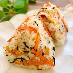 のりのり🐾🎀🤍の作ってみた!投稿(【ひじきとにんじんの混ぜおにぎり】レンチンで混ぜご飯が完成！)