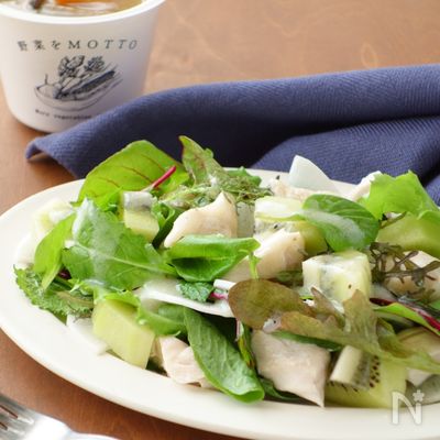 ささみとキウイの塩麹ドレッシングサラダ
