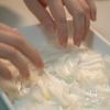 材料2つを和えるだけ‼︎『新たまサーモンマリネ』の工程1