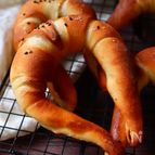 塩パン好きへ！研究を重ねて食感を追求した『クレセント塩パン』