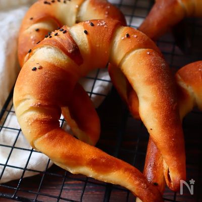 塩パン好きへ!研究を重ねて食感を追求した『クレセント塩パン』