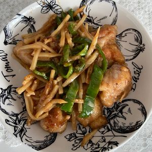 万福の作ってみた!投稿(行列のできる中華屋さんの🍚ぷりぷり鶏もも肉の青椒肉絲😍)