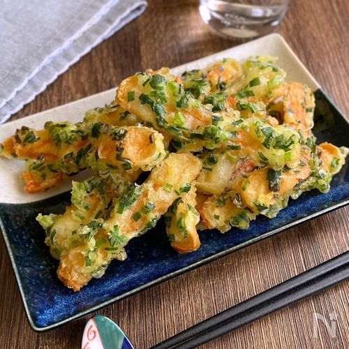 ニラの風味がたまらない！「ザクザクちくわスティック」