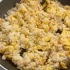 卵だけで大満足！家族がハマる【たまご炒飯】の工程3
