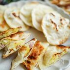 余った餃子の皮で♪『ソーセージとポテマヨチーズ♪』