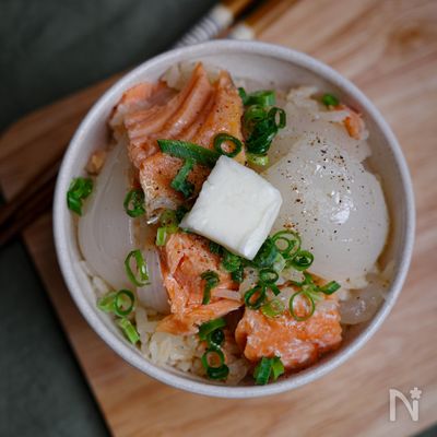 これはやばい!鮭と新玉ねぎの炊き込みご飯【#調味料1つ】