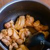 じゅわっと美味しい！鶏肉となすとピーマンの煮びたしの工程2