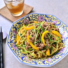 花椒香るシビ辛夏麺。ひき肉と豆苗の彩り焼きそば