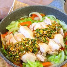 ワンパン10分！【やわらか蒸し鶏】香味だれ&たっぷり野菜と♩