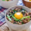 甘辛な味付けとご飯が最高！『牛しぐれのニラ玉丼』