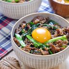 甘辛な味付けとご飯が最高！『牛しぐれのニラ玉丼』