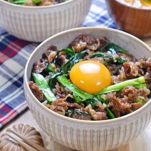 甘辛な味付けとご飯が最高!『牛しぐれのニラ玉丼』