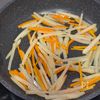 シャキうま！【じゃがいもとにんじんのソースきんぴら】の工程1
