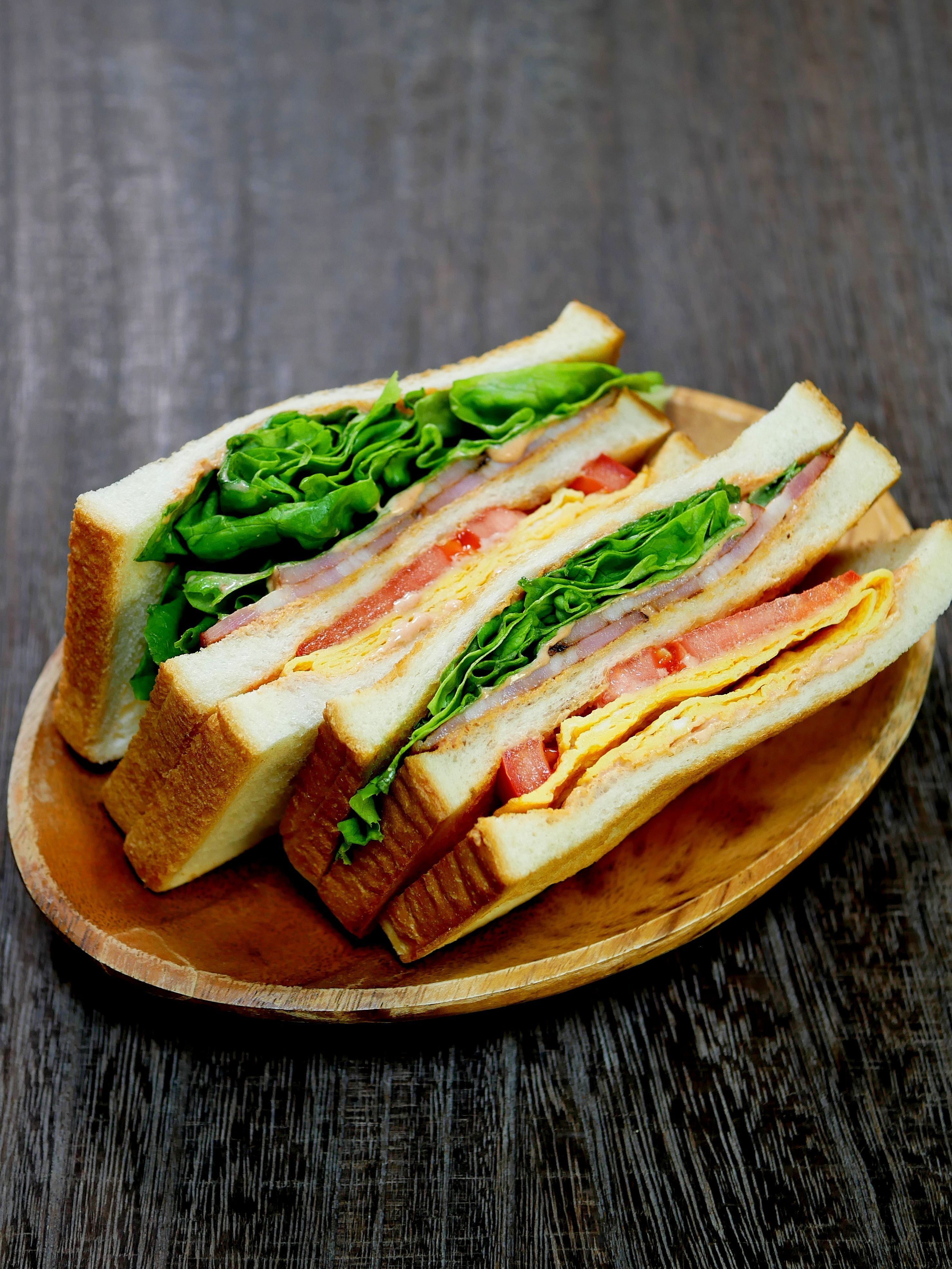 オーロラソースで食べる「BLTサンド」