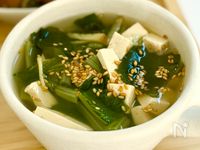 からだにやさしい♡小松菜と豆腐の生姜わかめスープ