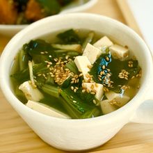 からだにやさしい♡小松菜と豆腐の生姜わかめスープ
