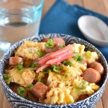 【とろとろ卵とウインナーの甘辛丼】おかわりしたくなる美味しさ