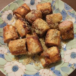 たりおの作ってみた!投稿(【パリパリ魚肉ソーセージ】材料3つ！余った餃子の皮でおつまみ)
