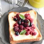 チーズケーキのような味わい♪サワークリームのベリートースト