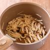 【豆腐ときのこのお味噌汁】ごま油で炒めたきのこで風味UP!の工程2