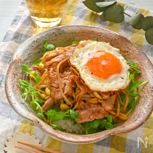 練習後ごはん 豚もやしのスタミナ丼