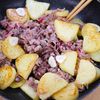 ワンパン簡単♪ほくほく新じゃがと牛肉の甘辛にんにく炒め🍚の工程3