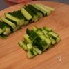 トマトときゅうりの塩昆布ツナ和えの工程2