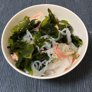 あすかの作ってみた!投稿(超簡単！美味しい♡糸コンとわかめとカニカマのヘルシーおつまみ)