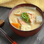 寒い日に温まる〜野菜たっぷり！鮭のかす汁