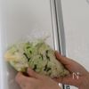 【ポリ袋で簡単】キャベツと大葉のだし漬けの工程3