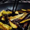 『なすユッケ丼』甘辛タレと卵黄のコクが最高に合うどんぶりの工程4