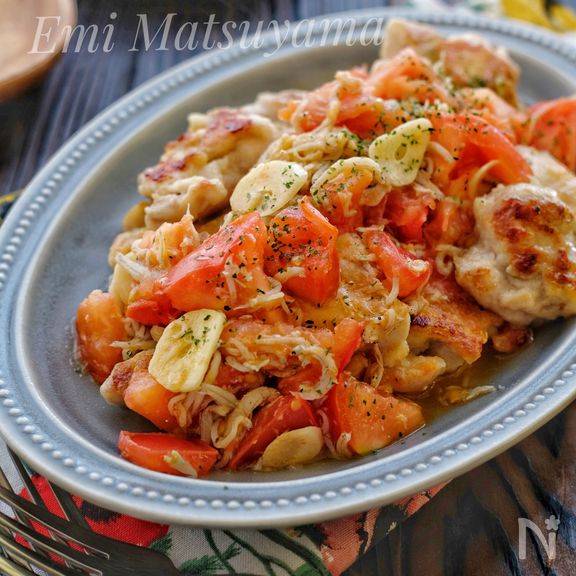 ＊チキンソテー・フレッシュトマトとしらすのガーリックソース＊