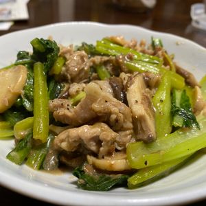 1465412料理経験3年生の作ってみた!投稿(豚こまと小松菜と舞茸のさっぱりガーリックペッパー炒め)