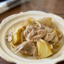 豚こまと新じゃがもやしの【ガリバタ醤油炒め】