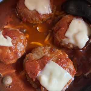 前島敦沙の作ってみた!投稿(一番簡単♡『ひとくちハンバーグのトマトチーズ煮込み』)