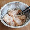 『鶏むね肉とピーマンの照りたま炒め』照り焼き味でご飯が進む♪の工程1