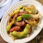 炒めるだけのやみつきおかず！ソーセージとアボカドのたれ炒め