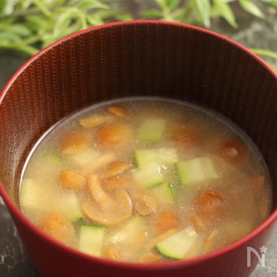 高血圧対策！ズッキーニの生姜なめこ汁