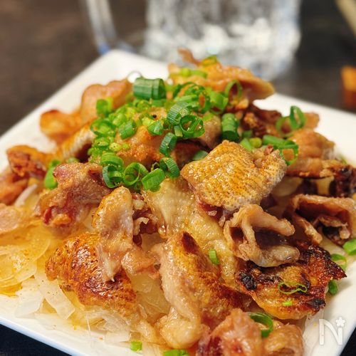 【たっぷり玉ねぎの鶏皮ポン酢】カリカリさっぱりがクセになる！