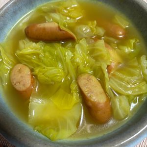ゆっこの作ってみた!投稿(ほっとくだけ簡単♡キャベツとソーセージのカレーコンソメスープ)