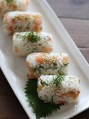 スモークサーモンとたくあんのオイルおにぎり。