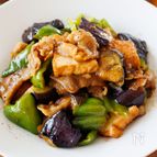 『豚バラ厚揚げと夏野菜のにんにく味噌炒め』コクうま☆簡単♪