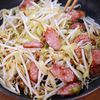 もやしとウインナーと卵の🍚ぶっ濃いトンテキソース炒め🤩の工程3