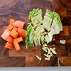【野菜の甘みを引き出す】キャベツとにんじんのコンソメスープの工程1