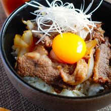 【すきやき風 牛丼】甘辛い味付けに卵黄添え！