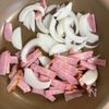 背徳系🔥【ベーコン玉ねぎチーズのにんにく醤油炒め】の工程1