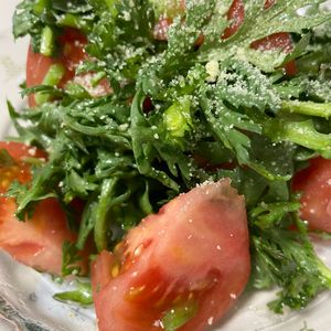 山子の作ってみた!投稿(シンプルでおいしい♩春菊とトマトのチーズサラダ)
