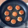丸めて焼くだけ◎ふわふわ♪【はんぺんとかにかまのえびカツ風】の工程3