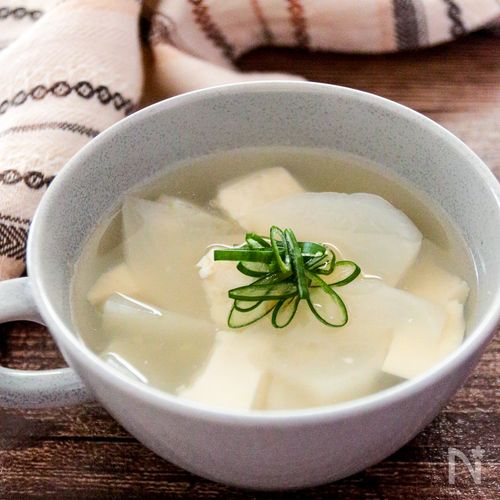 だしで味わう、かぶと豆腐のスープ